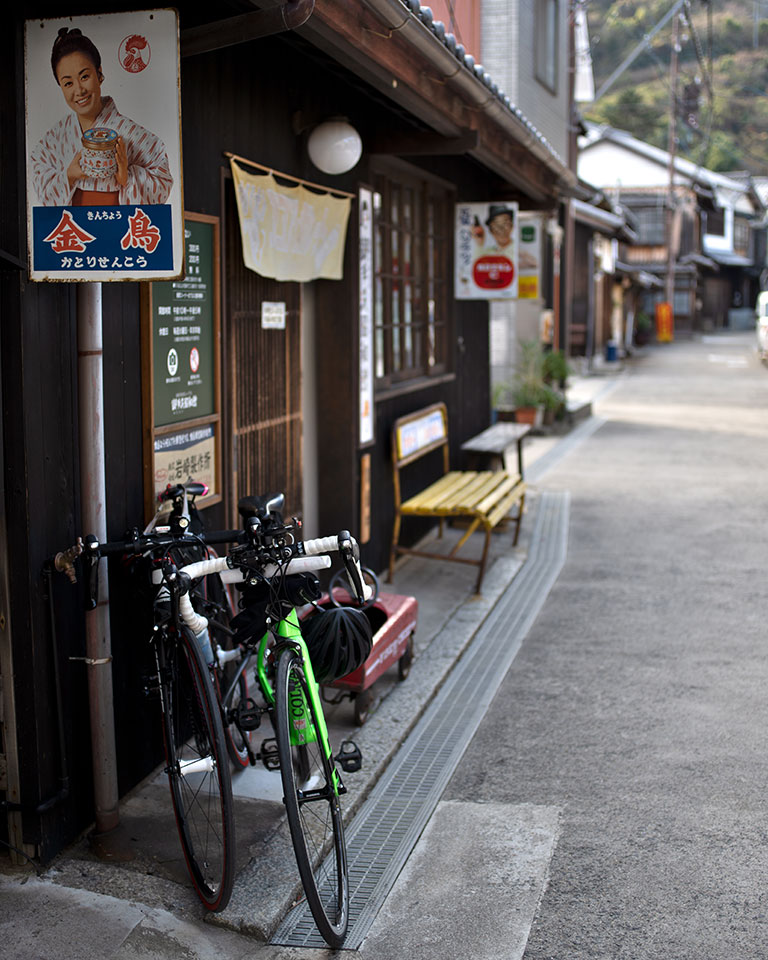 佳作　tomobeiさんの作品「ロードバイクと昭和の看板」